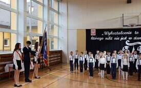 WYJĄTKOWY DZIEŃ W PUBLICZNEJ SZKOLE PODSTAWOWEJ IM. FELIKSA SZCZĘSNEGO KARNICKIEGO W CHYBICACH &ndash; ŻYCZENIA DLA NAUCZYCIELI ORAZ ŚLUBOWANIE I PASOWANIE  PIERWSZOKLASIST&Oacute;W 39