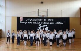 WYJĄTKOWY DZIEŃ W PUBLICZNEJ SZKOLE PODSTAWOWEJ IM. FELIKSA SZCZĘSNEGO KARNICKIEGO W CHYBICACH &ndash; ŻYCZENIA DLA NAUCZYCIELI ORAZ ŚLUBOWANIE I PASOWANIE  PIERWSZOKLASIST&Oacute;W 41