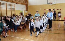 WYJĄTKOWY DZIEŃ W PUBLICZNEJ SZKOLE PODSTAWOWEJ IM. FELIKSA SZCZĘSNEGO KARNICKIEGO W CHYBICACH &ndash; ŻYCZENIA DLA NAUCZYCIELI ORAZ ŚLUBOWANIE I PASOWANIE  PIERWSZOKLASIST&Oacute;W 42
