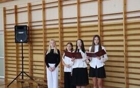 WYJĄTKOWY DZIEŃ W PUBLICZNEJ SZKOLE PODSTAWOWEJ IM. FELIKSA SZCZĘSNEGO KARNICKIEGO W CHYBICACH &ndash; ŻYCZENIA DLA NAUCZYCIELI ORAZ ŚLUBOWANIE I PASOWANIE  PIERWSZOKLASIST&Oacute;W 43