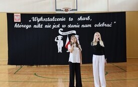 WYJĄTKOWY DZIEŃ W PUBLICZNEJ SZKOLE PODSTAWOWEJ IM. FELIKSA SZCZĘSNEGO KARNICKIEGO W CHYBICACH &ndash; ŻYCZENIA DLA NAUCZYCIELI ORAZ ŚLUBOWANIE I PASOWANIE  PIERWSZOKLASIST&Oacute;W 44