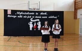 WYJĄTKOWY DZIEŃ W PUBLICZNEJ SZKOLE PODSTAWOWEJ IM. FELIKSA SZCZĘSNEGO KARNICKIEGO W CHYBICACH &ndash; ŻYCZENIA DLA NAUCZYCIELI ORAZ ŚLUBOWANIE I PASOWANIE  PIERWSZOKLASIST&Oacute;W 45