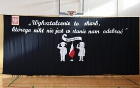 WYJĄTKOWY DZIEŃ W PUBLICZNEJ SZKOLE PODSTAWOWEJ IM. FELIKSA SZCZĘSNEGO KARNICKIEGO W CHYBICACH &ndash; ŻYCZENIA DLA NAUCZYCIELI ORAZ ŚLUBOWANIE I PASOWANIE  PIERWSZOKLASIST&Oacute;W 46