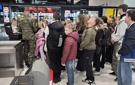 Uczniowie klas IV&ndash;VIII z wizytą na Lotnisku Warszawa-Radom &ndash; poznajemy świat zawod&oacute;w 6