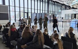 Uczniowie klas IV&ndash;VIII z wizytą na Lotnisku Warszawa-Radom &ndash; poznajemy świat zawod&oacute;w 7