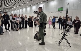 Uczniowie klas IV&ndash;VIII z wizytą na Lotnisku Warszawa-Radom &ndash; poznajemy świat zawod&oacute;w 14