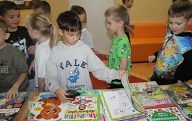 Galeria aktualności Książkowy zawr&oacute;t głowy &ndash; kiermasz w PSP Chybice 2