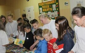 Galeria aktualności Książkowy zawr&oacute;t głowy &ndash; kiermasz w PSP Chybice 5