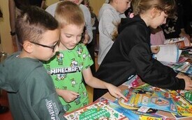 Galeria aktualności Książkowy zawr&oacute;t głowy &ndash; kiermasz w PSP Chybice 8