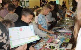 Galeria aktualności Książkowy zawr&oacute;t głowy &ndash; kiermasz w PSP Chybice 9