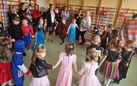 Bal karnawałowy u przedszkolak&oacute;w - PSP Łomno 1