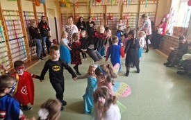 Bal karnawałowy u przedszkolak&oacute;w - PSP Łomno 3