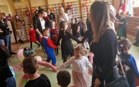 Bal karnawałowy u przedszkolak&oacute;w - PSP Łomno 4
