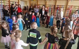 Bal karnawałowy u przedszkolak&oacute;w - PSP Łomno 5