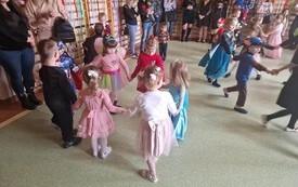 Bal karnawałowy u przedszkolak&oacute;w - PSP Łomno 8