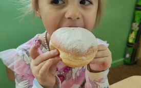 Tłusty Czwartek u przedszkolak&oacute;w z Publicznej Szkoły Podstawowej w Łomnie 12