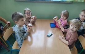 Tłusty Czwartek u przedszkolak&oacute;w z Publicznej Szkoły Podstawowej w Łomnie 20