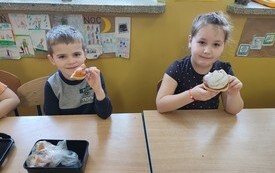 Tłusty Czwartek u przedszkolak&oacute;w z Publicznej Szkoły Podstawowej w Łomnie 35