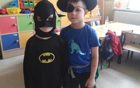 W  karnawale  wszyscy urządzają bale       6