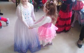 W  karnawale  wszyscy urządzają bale       9