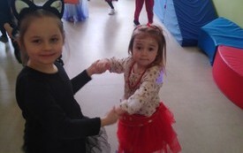 W  karnawale  wszyscy urządzają bale       11