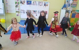 W  karnawale  wszyscy urządzają bale       16