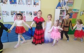 W  karnawale  wszyscy urządzają bale       17