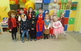 W  karnawale  wszyscy urządzają bale       20