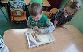 Dzień Dinozaura u przedszkolak&oacute;w z Publicznej Szkole Podstawowej w Łomnie 36