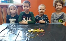 Eksperymenty i doświadczenia w Przedszkolu w Dąbrowie 7