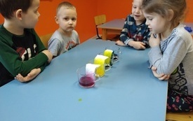 Eksperymenty i doświadczenia w Przedszkolu w Dąbrowie 11