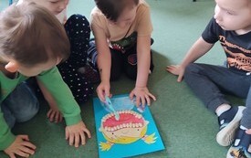 Dzień dentysty u przedszkolak&oacute;w - PSP Łomno 4