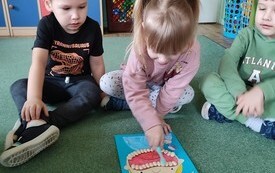 Dzień dentysty u przedszkolak&oacute;w - PSP Łomno 9