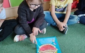 Dzień dentysty u przedszkolak&oacute;w - PSP Łomno 10