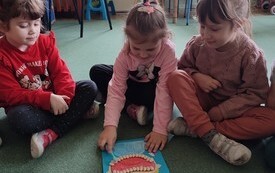 Dzień dentysty u przedszkolak&oacute;w - PSP Łomno 11