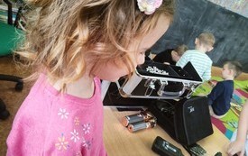 Spotkania z fryzjerem u przedszkolak&oacute;w z Publicznej Szkoły Podstawowej w Łomnie 1