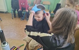 Spotkania z fryzjerem u przedszkolak&oacute;w z Publicznej Szkoły Podstawowej w Łomnie 4