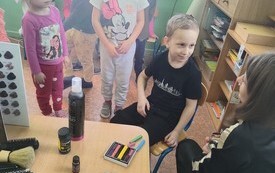 Spotkania z fryzjerem u przedszkolak&oacute;w z Publicznej Szkoły Podstawowej w Łomnie 5