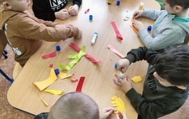 Spotkania z fryzjerem u przedszkolak&oacute;w z Publicznej Szkoły Podstawowej w Łomnie 10