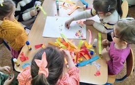 Spotkania z fryzjerem u przedszkolak&oacute;w z Publicznej Szkoły Podstawowej w Łomnie 11