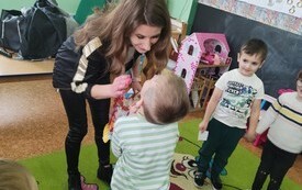 Spotkania z fryzjerem u przedszkolak&oacute;w z Publicznej Szkoły Podstawowej w Łomnie 12