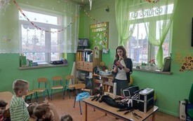 Spotkania z fryzjerem u przedszkolak&oacute;w z Publicznej Szkoły Podstawowej w Łomnie 22