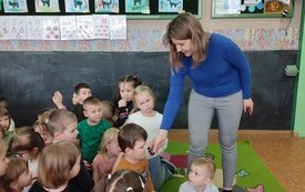 Spotkania z fryzjerem u przedszkolak&oacute;w z Publicznej Szkoły Podstawowej w Łomnie 23