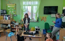 Spotkania z fryzjerem u przedszkolak&oacute;w z Publicznej Szkoły Podstawowej w Łomnie 26