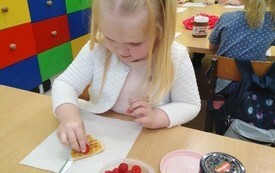 Pieczenie Gofr&oacute;w w Przedszkolu w Radkowicach z wykorzystaniem sprzętu i wyposażenia zakupionego z projektu ,,Laboratoria przyszłości&rdquo;. 1