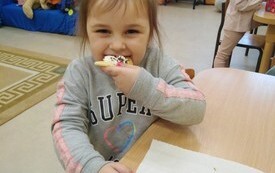 Pieczenie Gofr&oacute;w w Przedszkolu w Radkowicach z wykorzystaniem sprzętu i wyposażenia zakupionego z projektu ,,Laboratoria przyszłości&rdquo;. 2