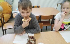 Pieczenie Gofr&oacute;w w Przedszkolu w Radkowicach z wykorzystaniem sprzętu i wyposażenia zakupionego z projektu ,,Laboratoria przyszłości&rdquo;. 3