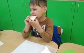 Pieczenie Gofr&oacute;w w Przedszkolu w Radkowicach z wykorzystaniem sprzętu i wyposażenia zakupionego z projektu ,,Laboratoria przyszłości&rdquo;. 4