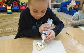 Pieczenie Gofr&oacute;w w Przedszkolu w Radkowicach z wykorzystaniem sprzętu i wyposażenia zakupionego z projektu ,,Laboratoria przyszłości&rdquo;. 5
