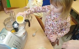 Pieczenie Gofr&oacute;w w Przedszkolu w Radkowicach z wykorzystaniem sprzętu i wyposażenia zakupionego z projektu ,,Laboratoria przyszłości&rdquo;. 8